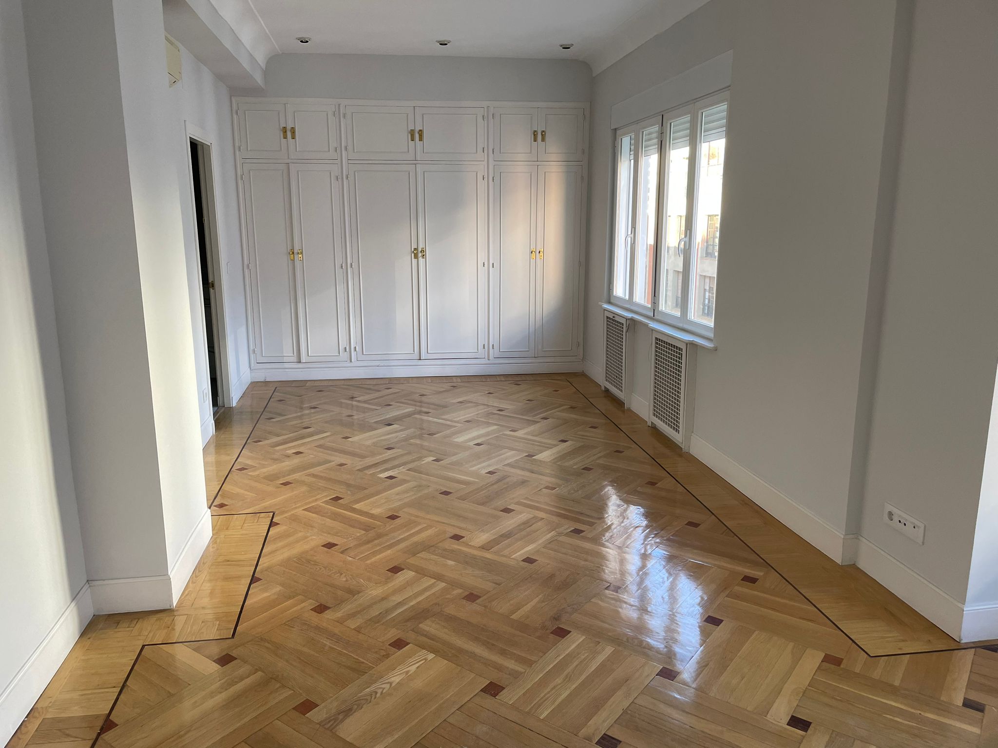Se alquila espectacular vivienda de 320m2, en una de las zonas más de moda y segura de Madrid Centro, como es el fabuloso barrio de Salamanca.